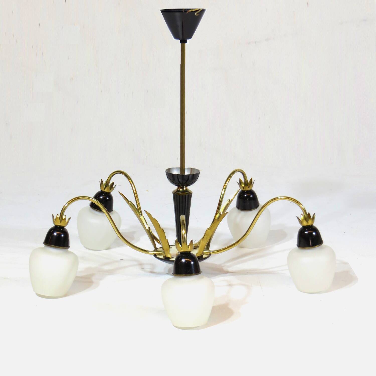 Lustre vintage du milieu du siècle en laiton et verre opalin, années 1960