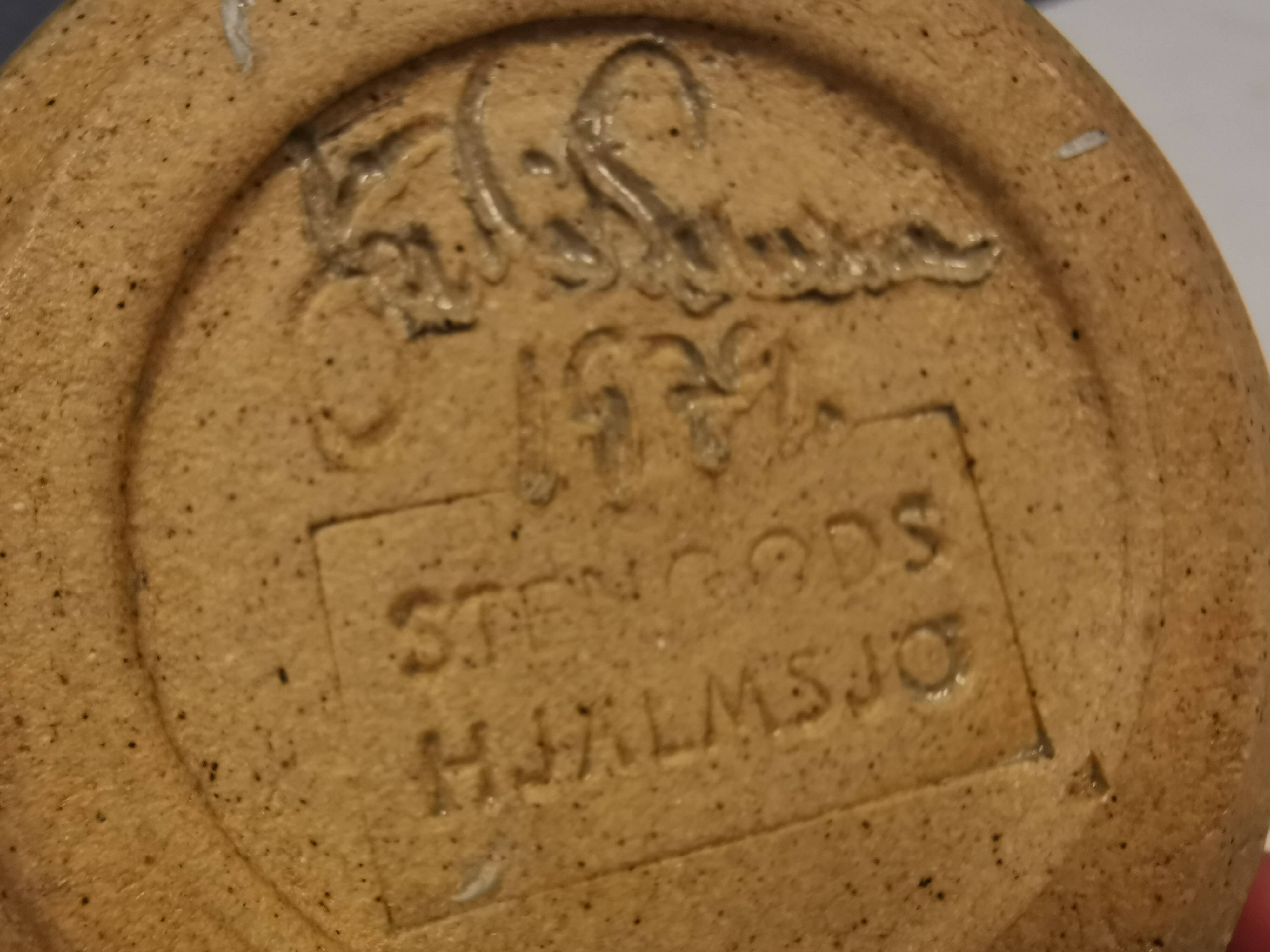 Un petit vase au col « fin », du suédois Kjell Sunesson, fabriqué chez Hjälmsjö en grès en 1979.