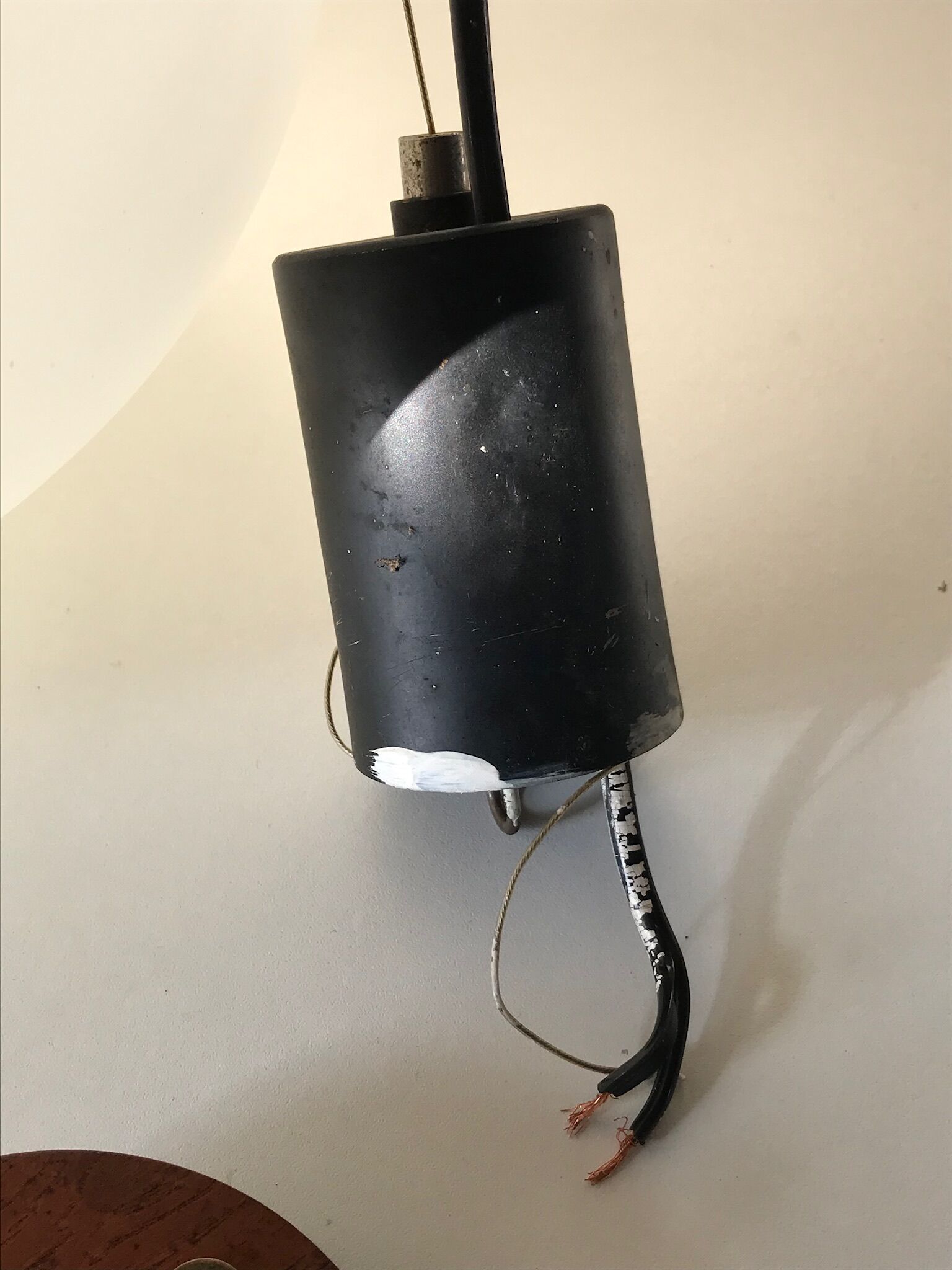 Suspension opaline et teck des années 60
