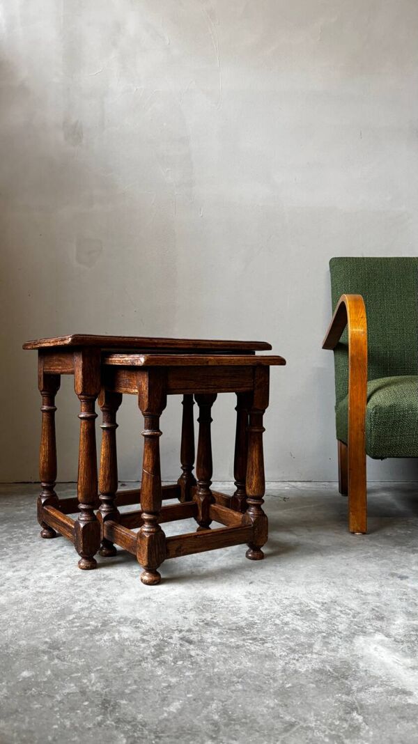 Paire de tables gigognes anciennes en bois tourné