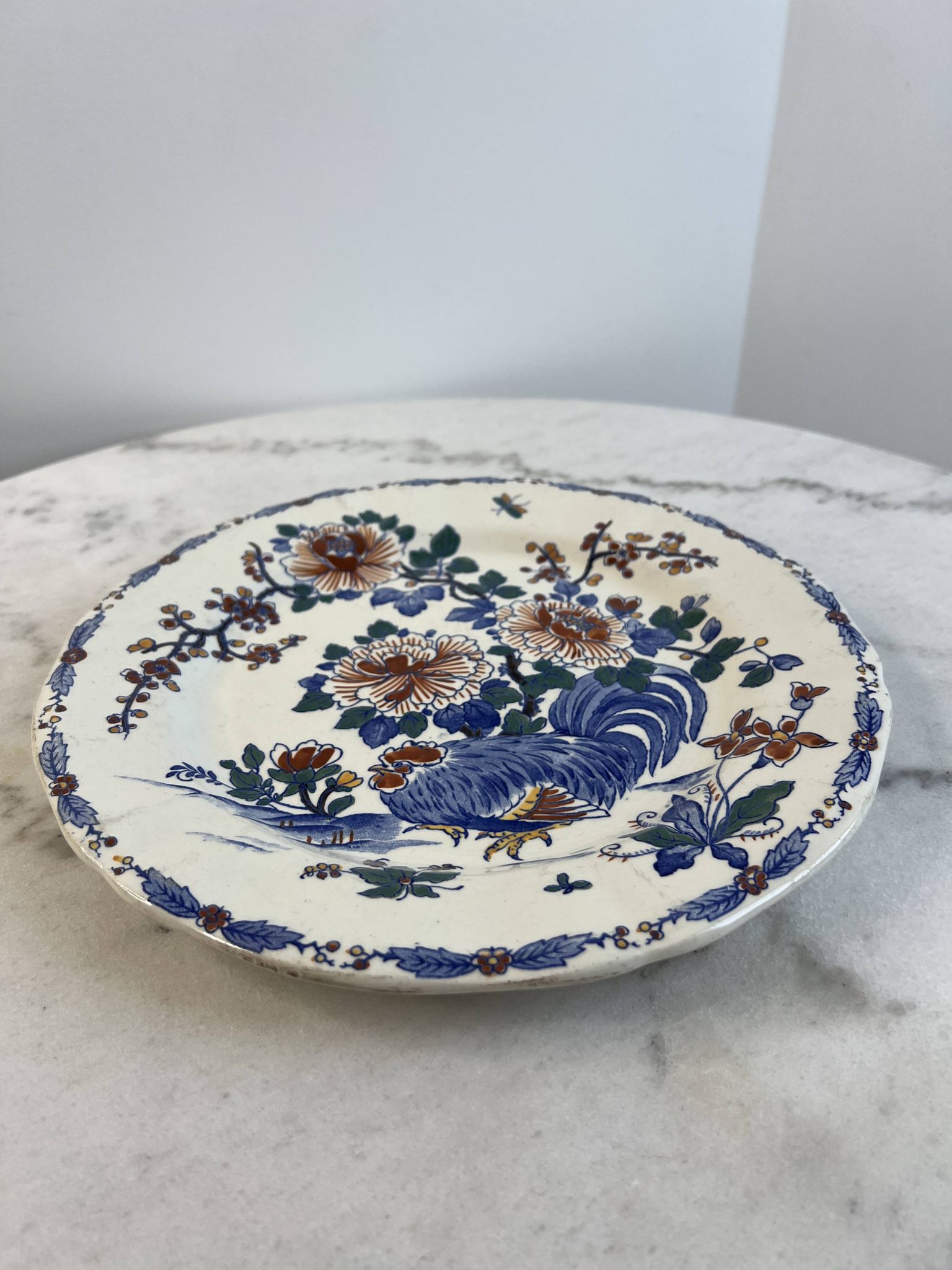 Assiette ancienne en faïence de Gien — modèle “Coq aux Pivoines”