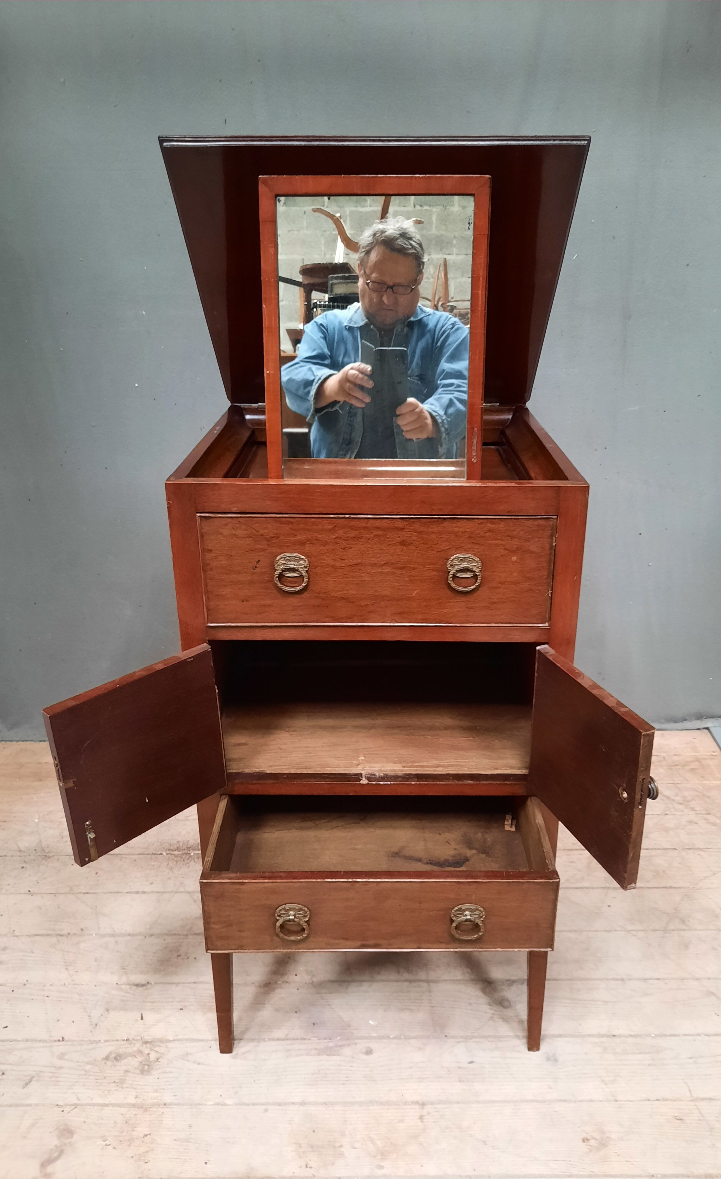 Meuble de toilette en acajou