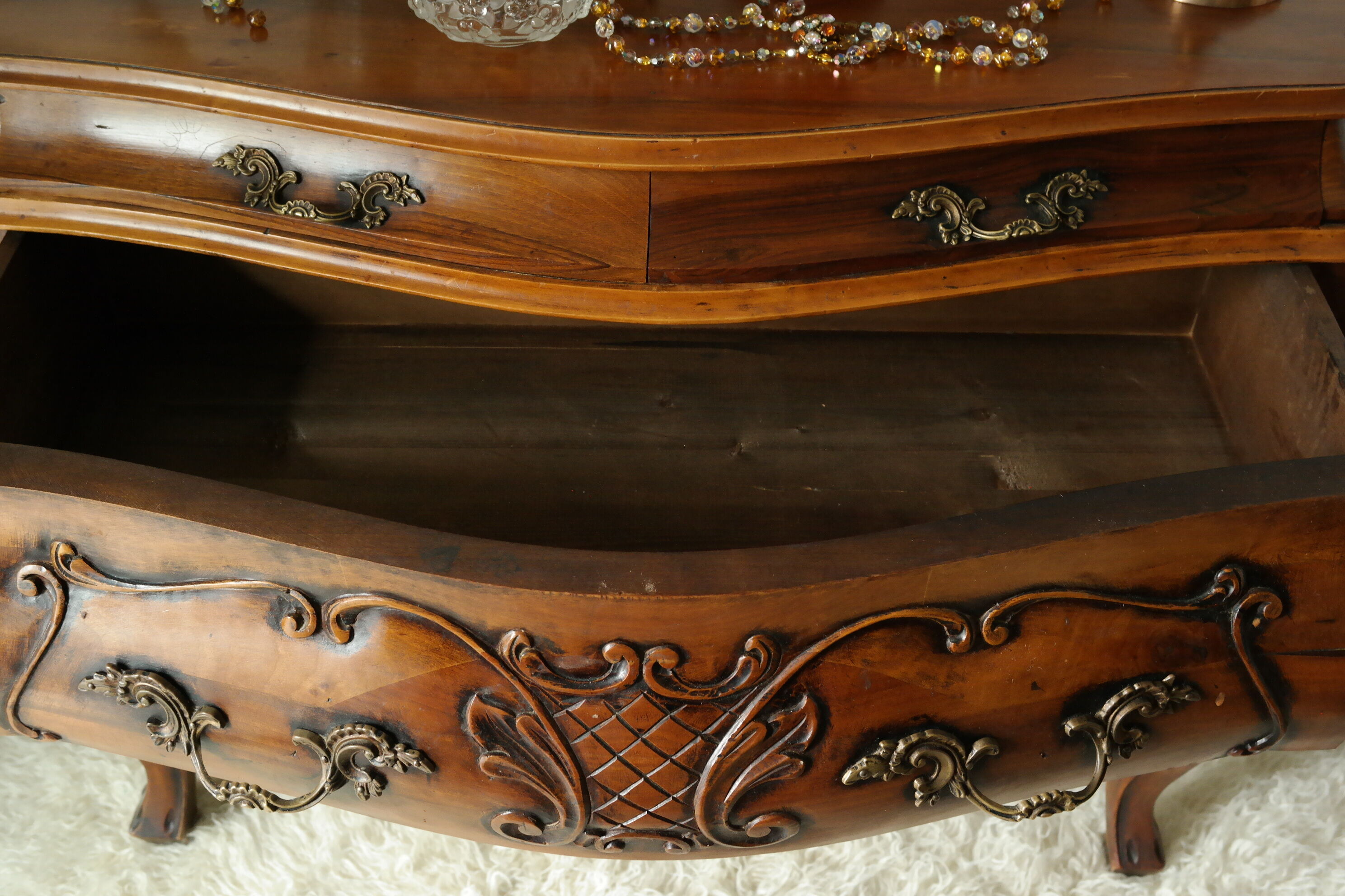 Louis XV style walnut tomb chest of drawers, 20th century