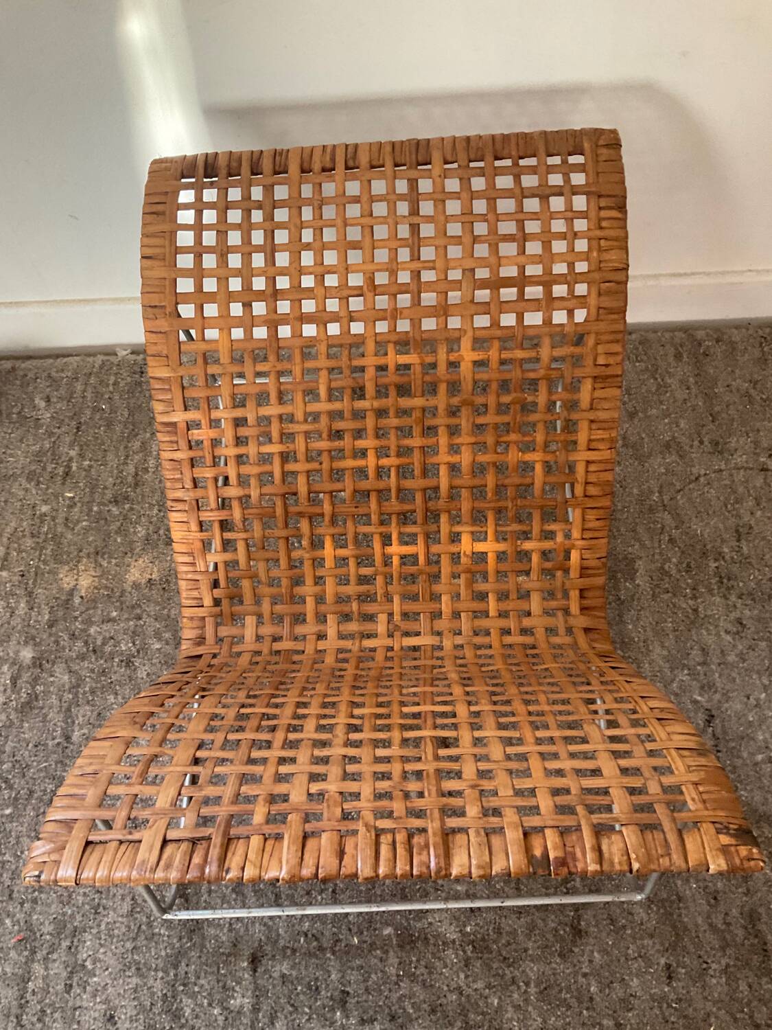 Magazine holder in woven rattan and metal