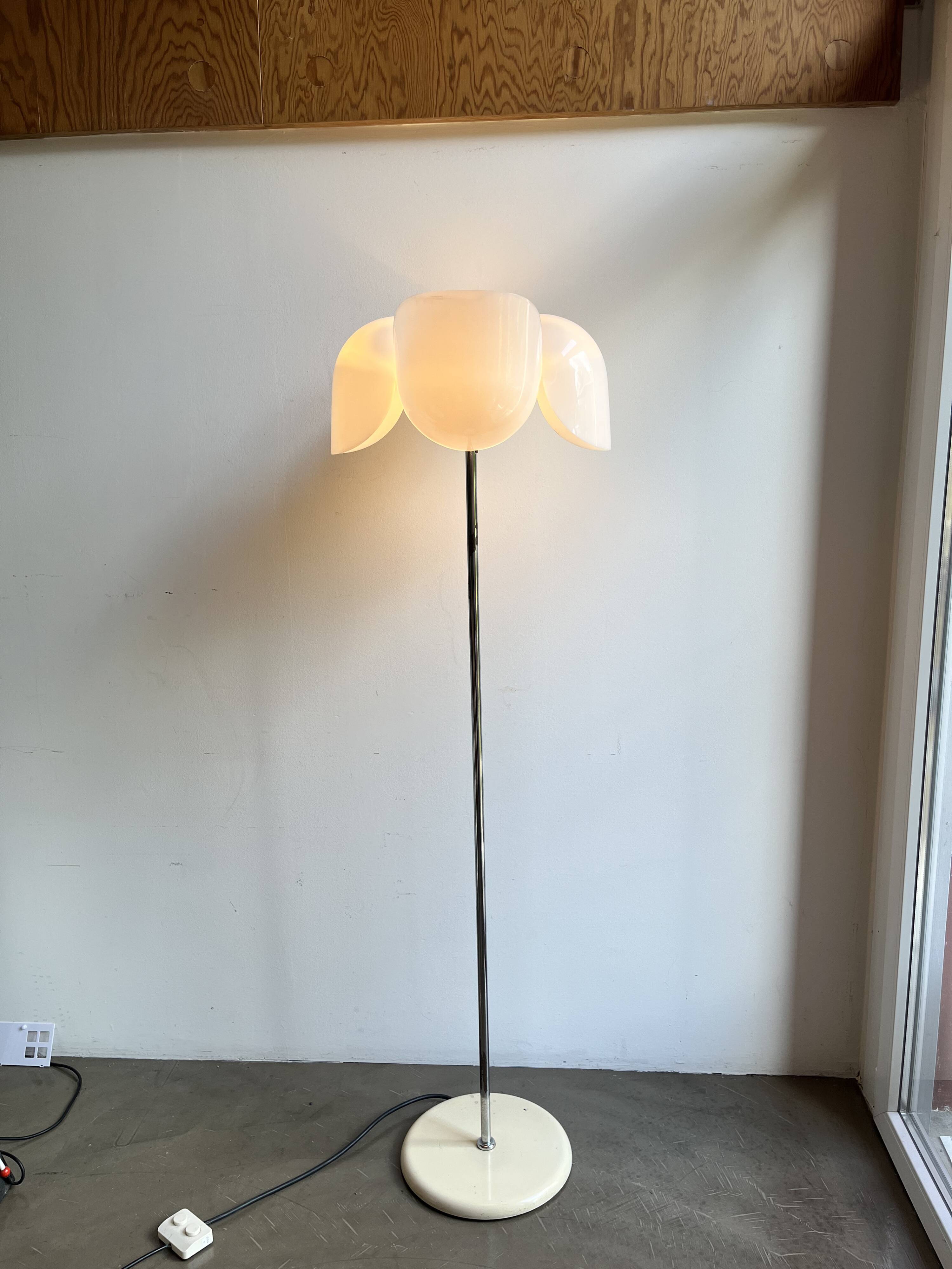 Dafne Floor Lamp in Plexiglass, Olaf von Bohr for Artemide, 1972, Italy