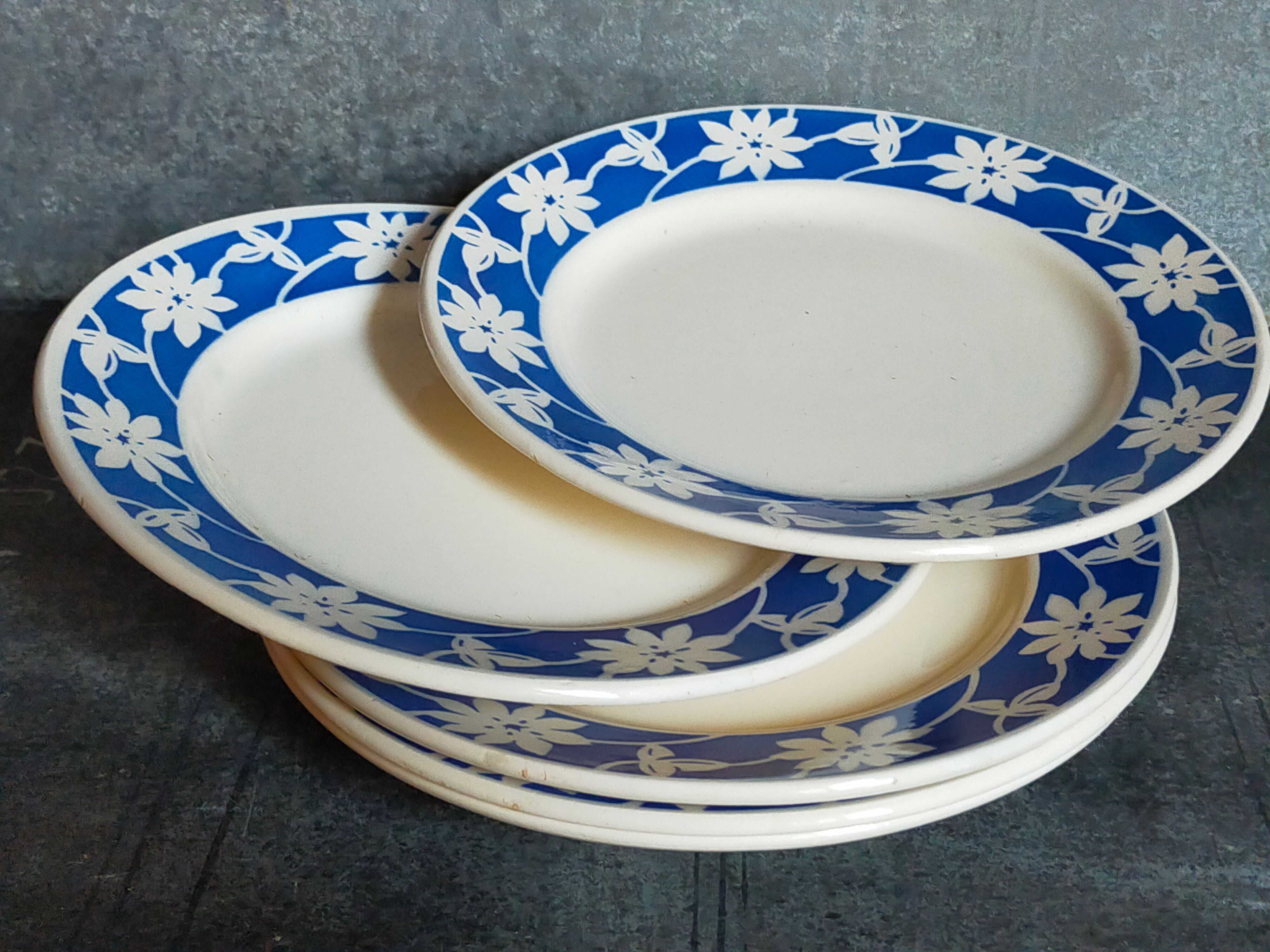 Cinq assiettes à dessert de Badonviller aux fleurs