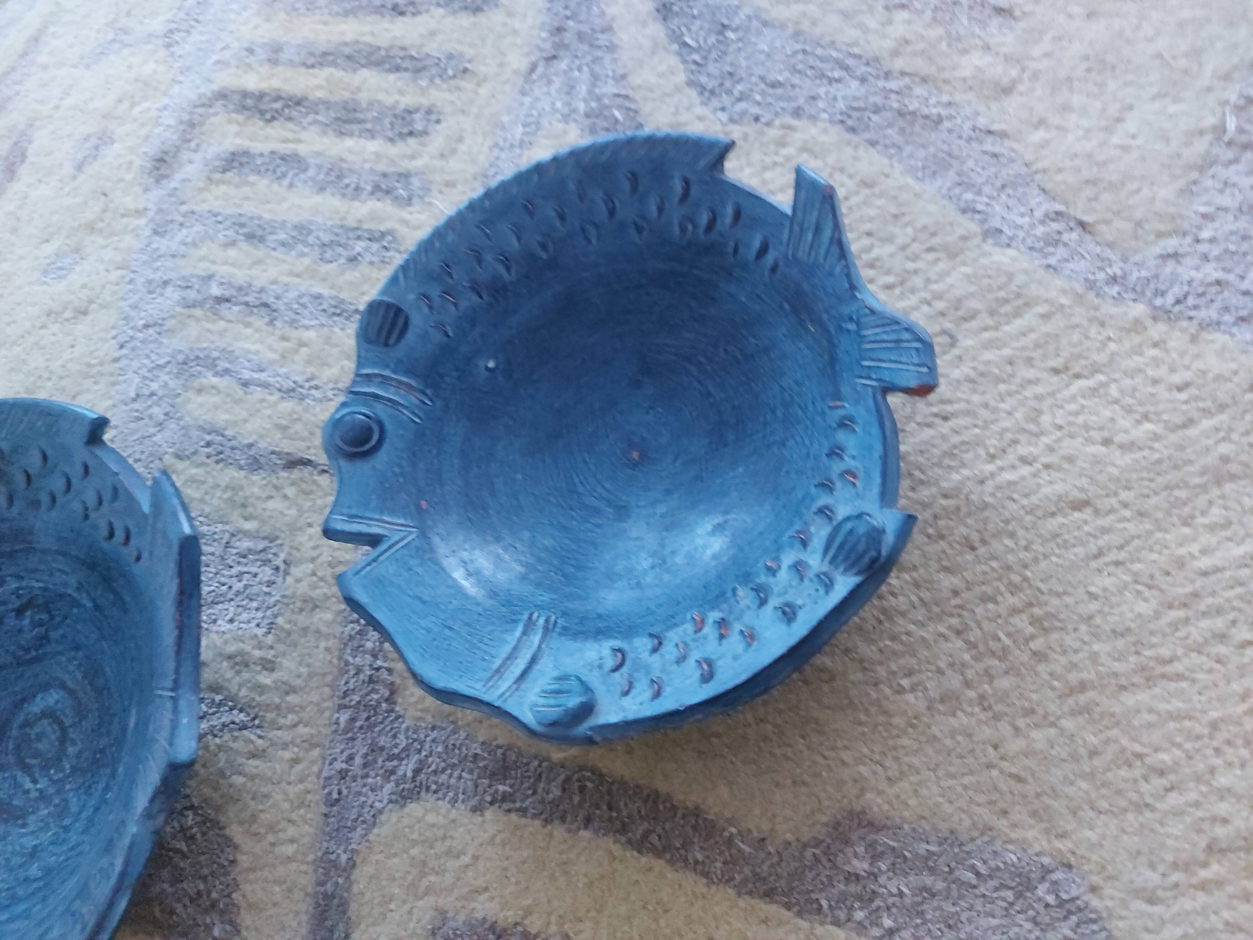 2 ceramic dishes decorated with fish (cups)