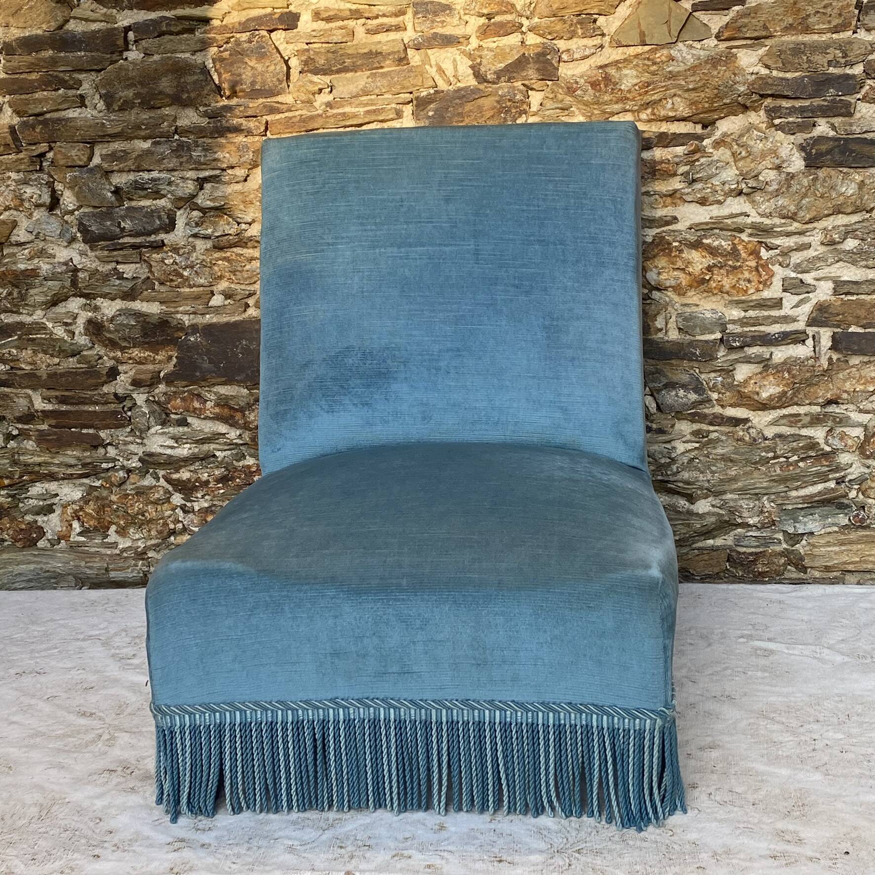 Fauteuil crapaud bas ancien en velours bleu
