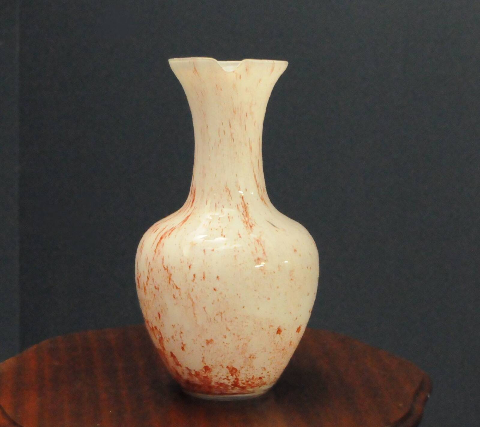 Vase en verre signé V.B Opaline Florence Italie