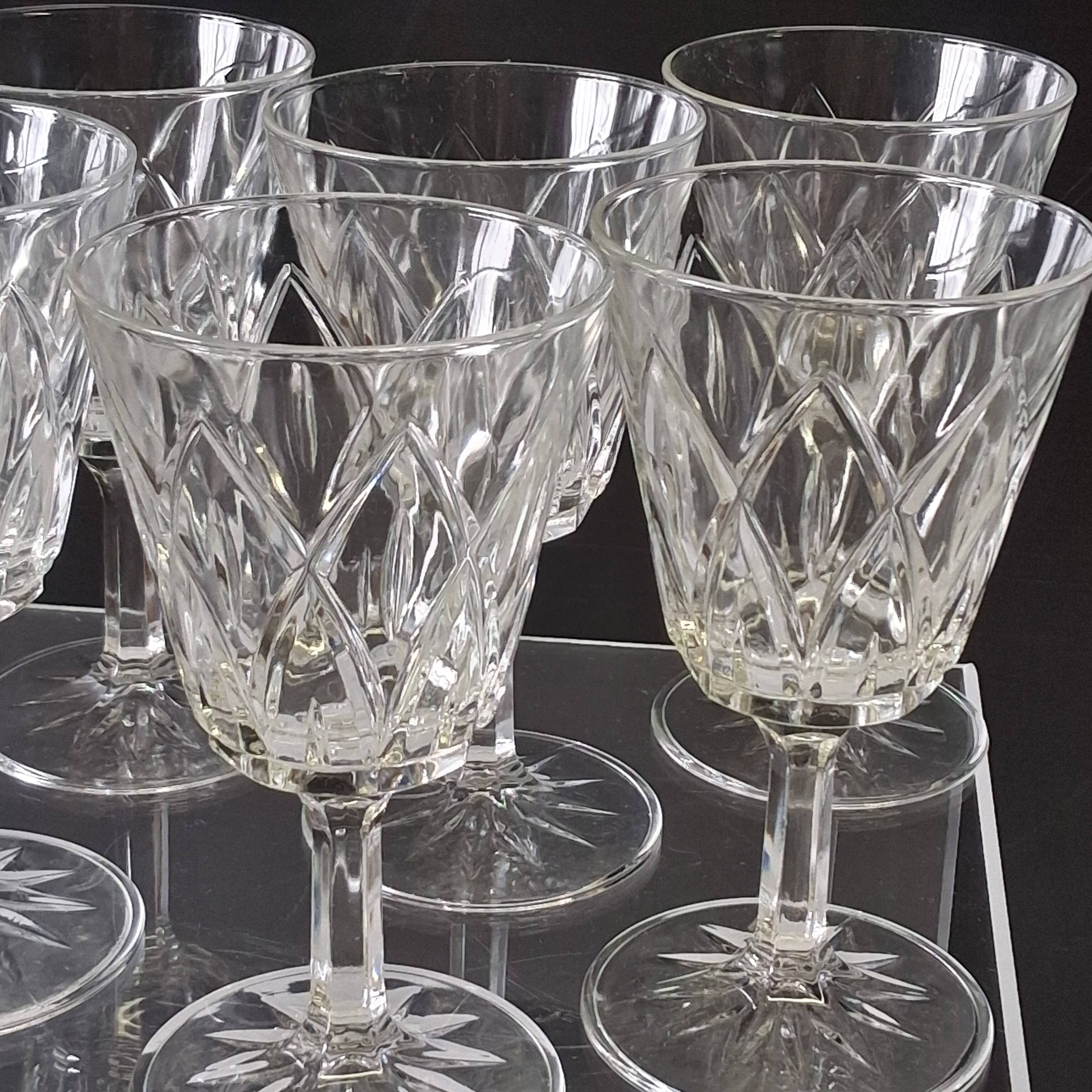 6 large wine glasses in semi-crystal from VMC in good condition.