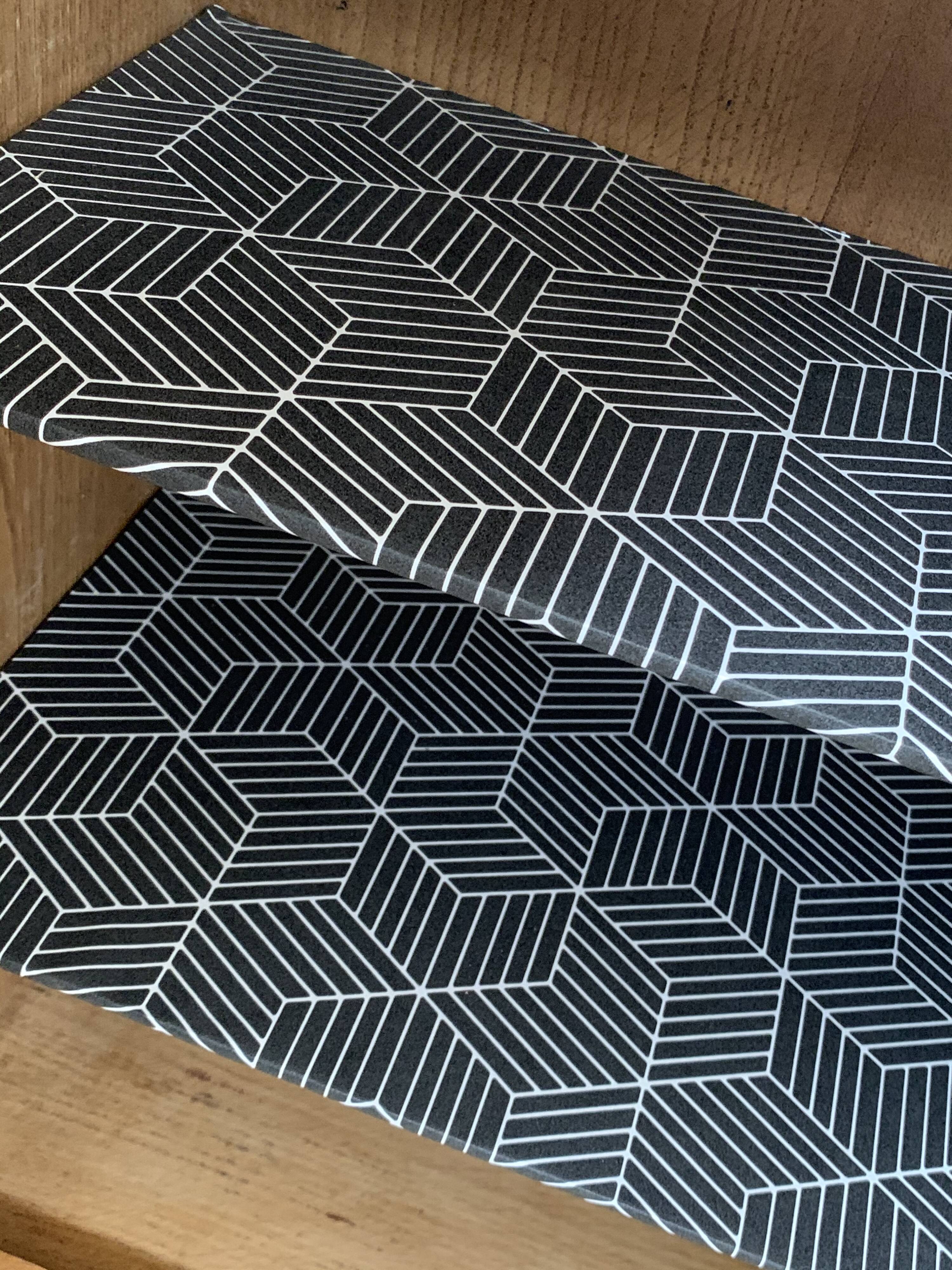 Buffet asymmetrical compass feet