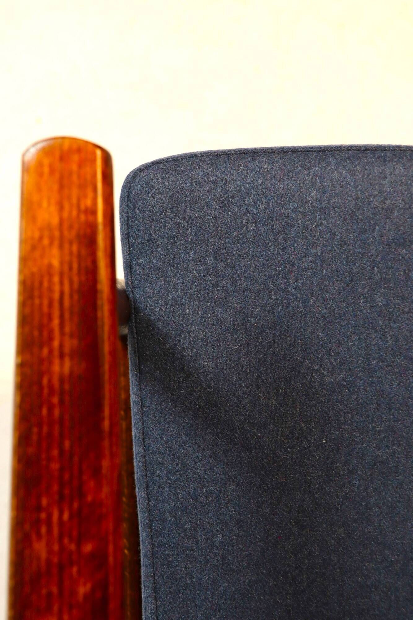 Fauteuil Vintage en Laine Bleu Marine Bois Couleur Noyer