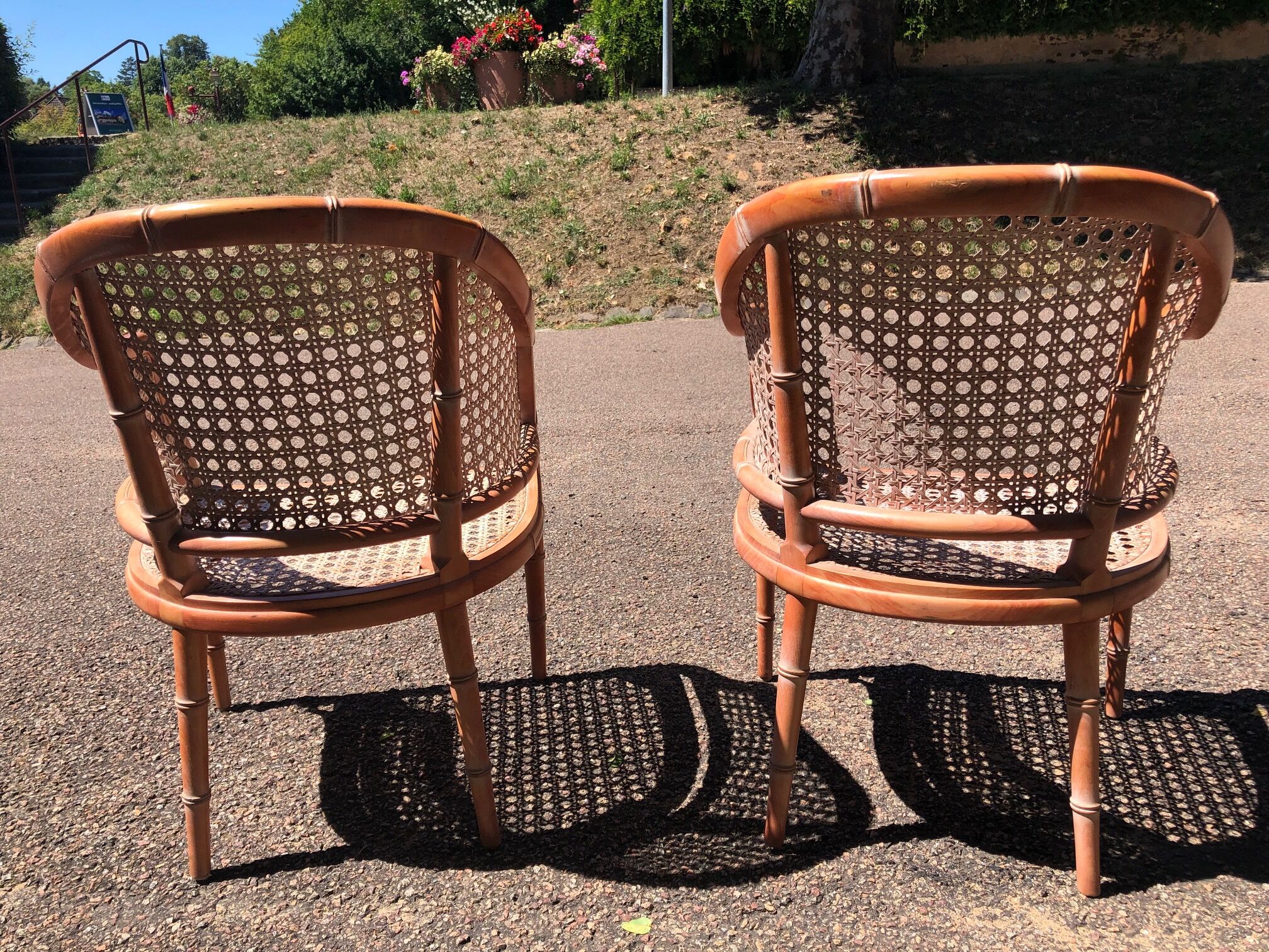 pair of gondola canned armchairs and their new cake