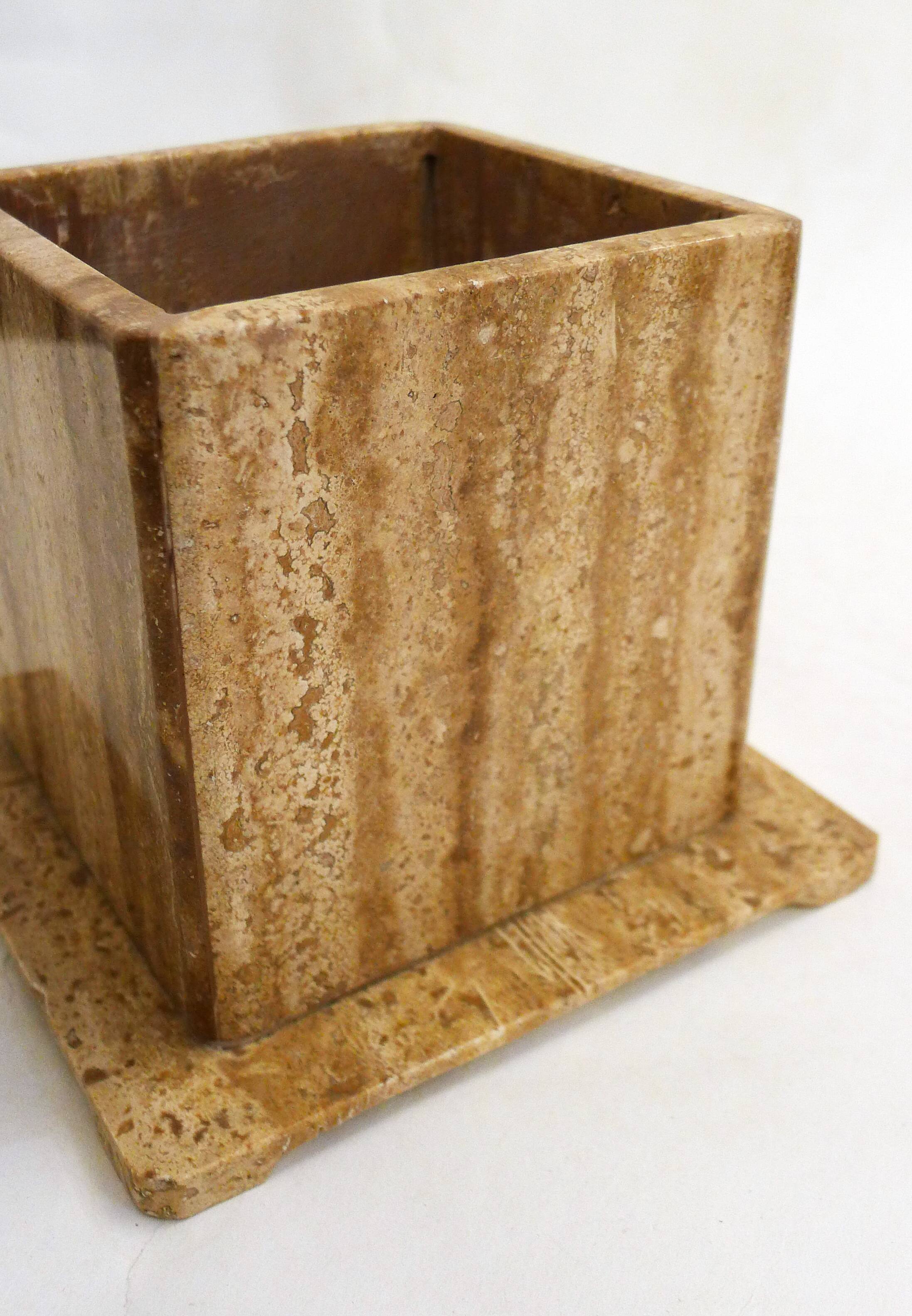 Cache-pot carré en travertin