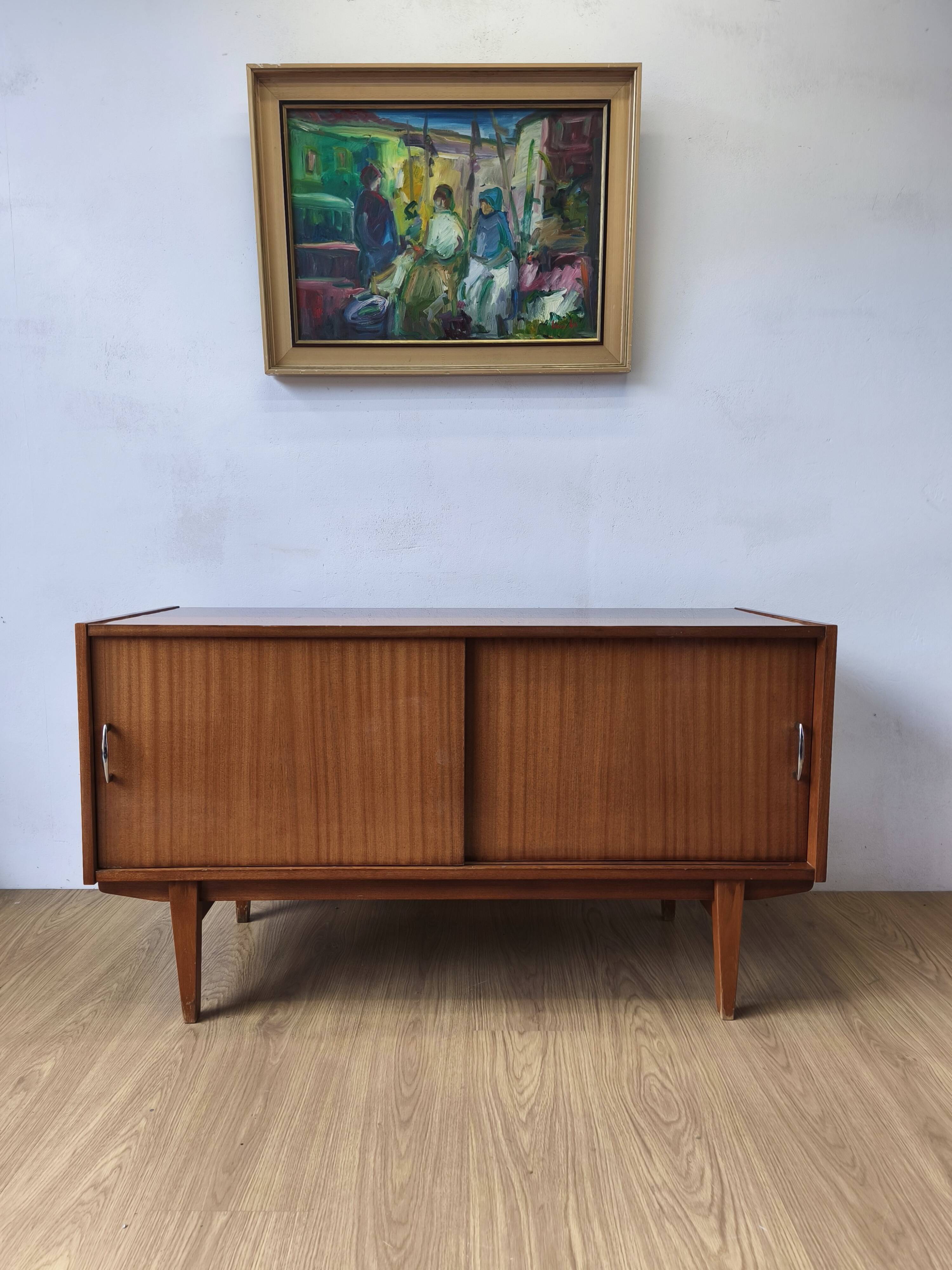 Buffet moderniste des années 1970.