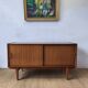 Buffet moderniste des années 1970.