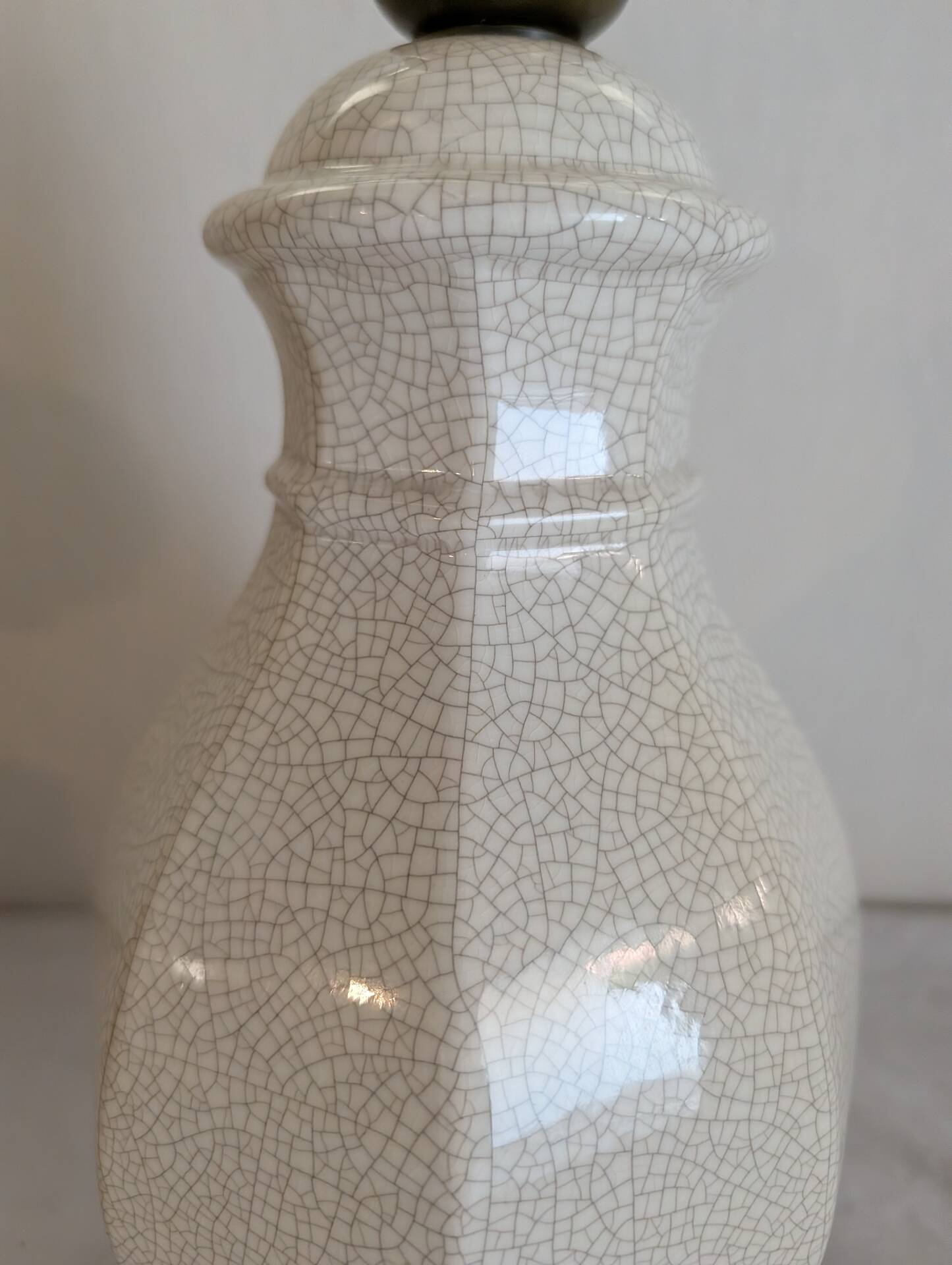 Cracked ceramic lamp base in Chinese style