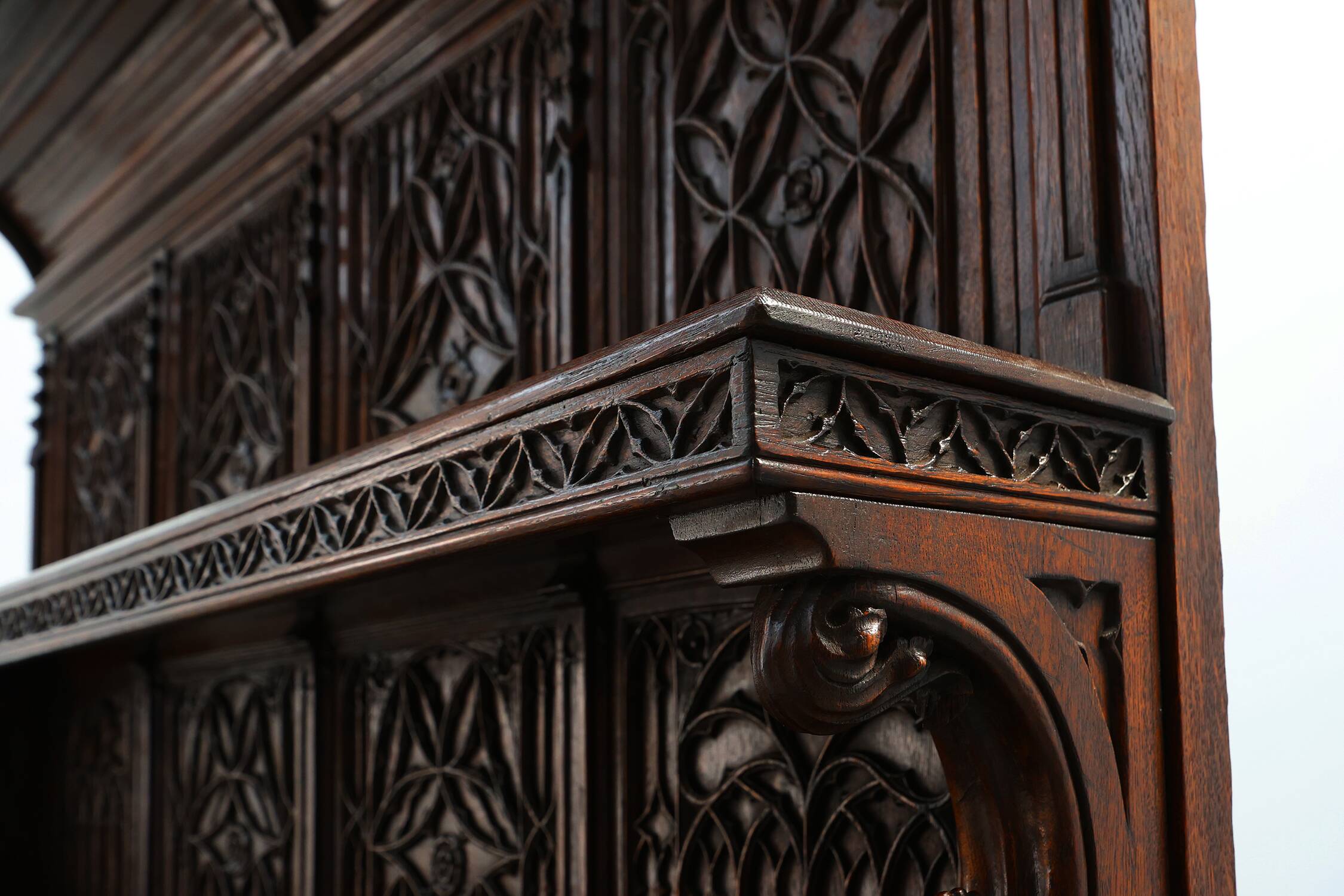 Rare grande armoire néogothique en chêne sculpté à la main du début du XIXe siècle