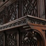 Rare grande armoire néogothique en chêne sculpté à la main du début du XIXe siècle