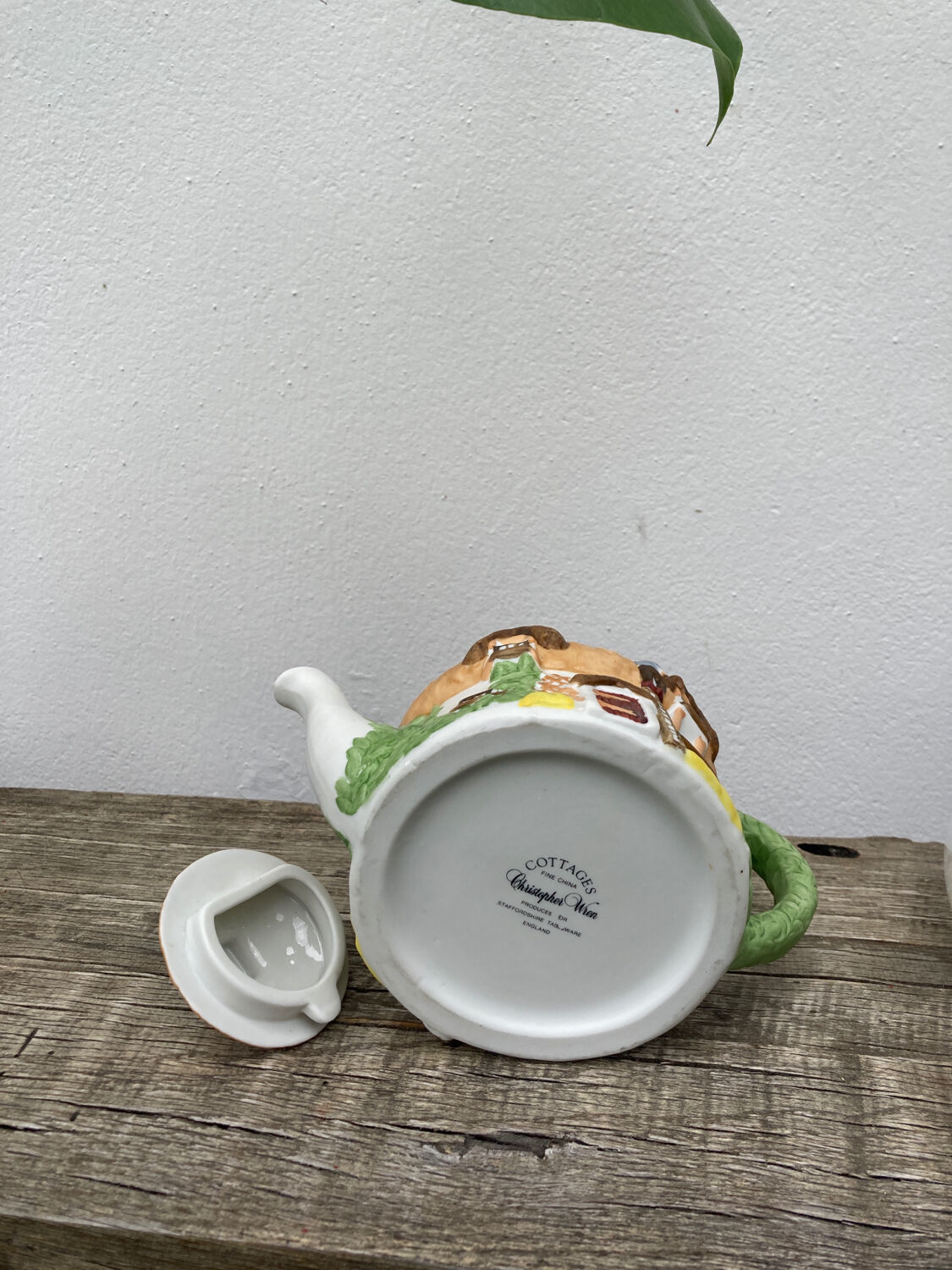 Homemade English teapot in glazed porcelain and Staffordshire biscuit - Christopher Wren cottages slip