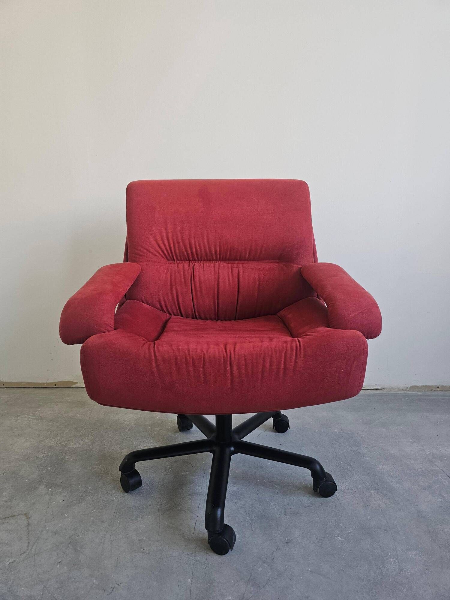 Pair of swivel armchairs model P85 by Giovanni Offredi for Saporiti