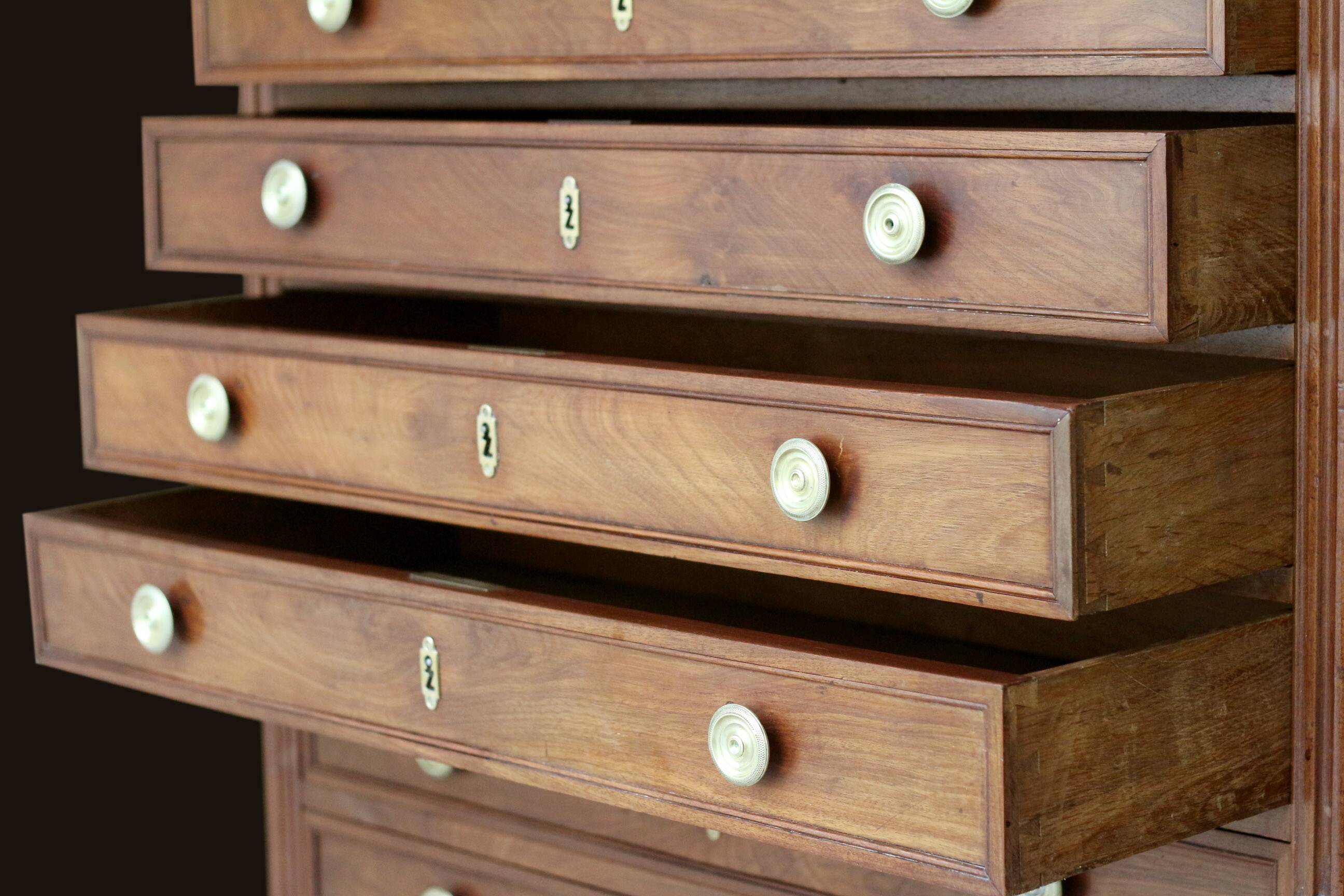 Sumptuous mahogany chiffonier with a secret drawer (circa 1800).