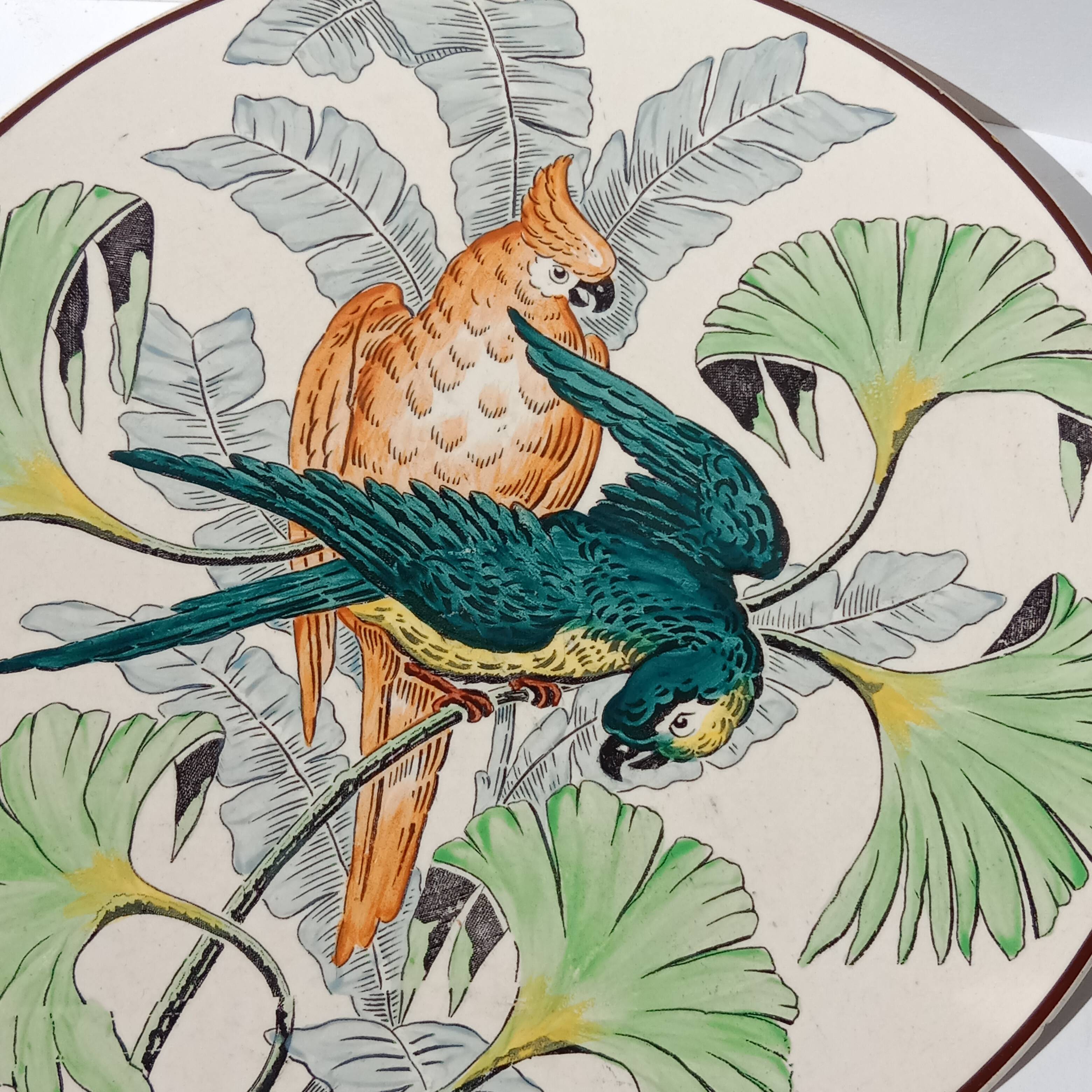 Plat rond à décor de perroquets dans la jungle, circa 1900