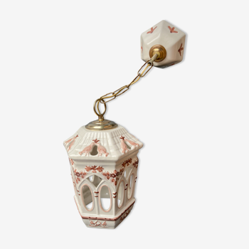 Openwork earthenware suspension