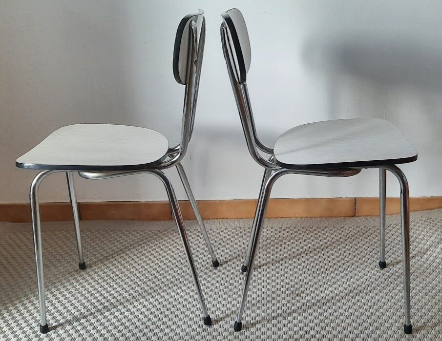 Lot de chaises blanches vintage