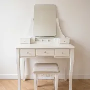 Coiffeuse vintage blanche avec tabouret et miroir