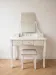 Coiffeuse vintage blanche avec tabouret et miroir