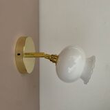 Applique globe vintage en opaline blanche