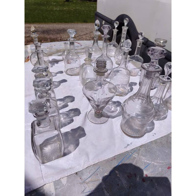 Lot de 20 carafes en verre et cristal