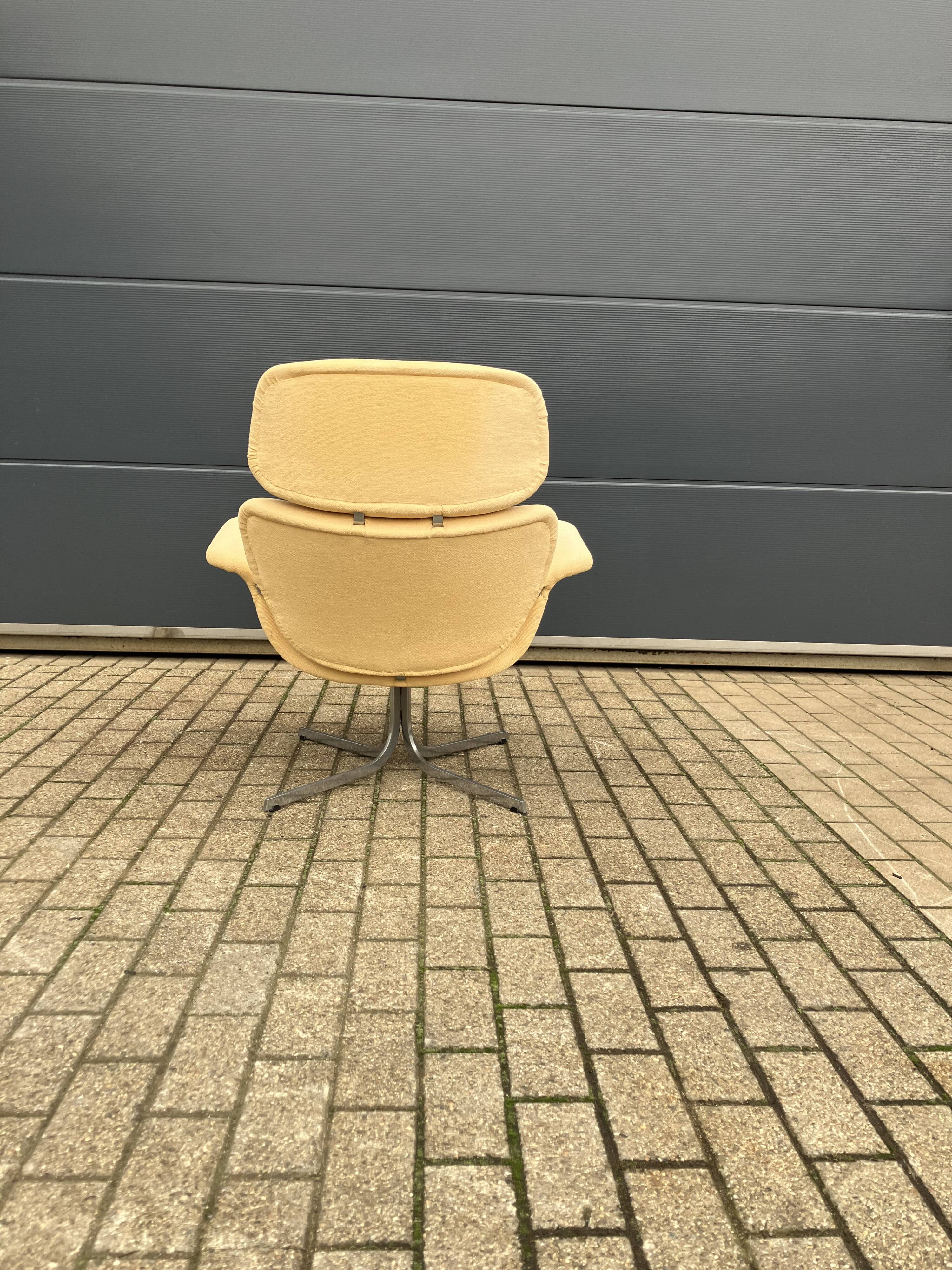 2x Artifort Big Tulip by Pierre Paulin, oud model met kruisvoet