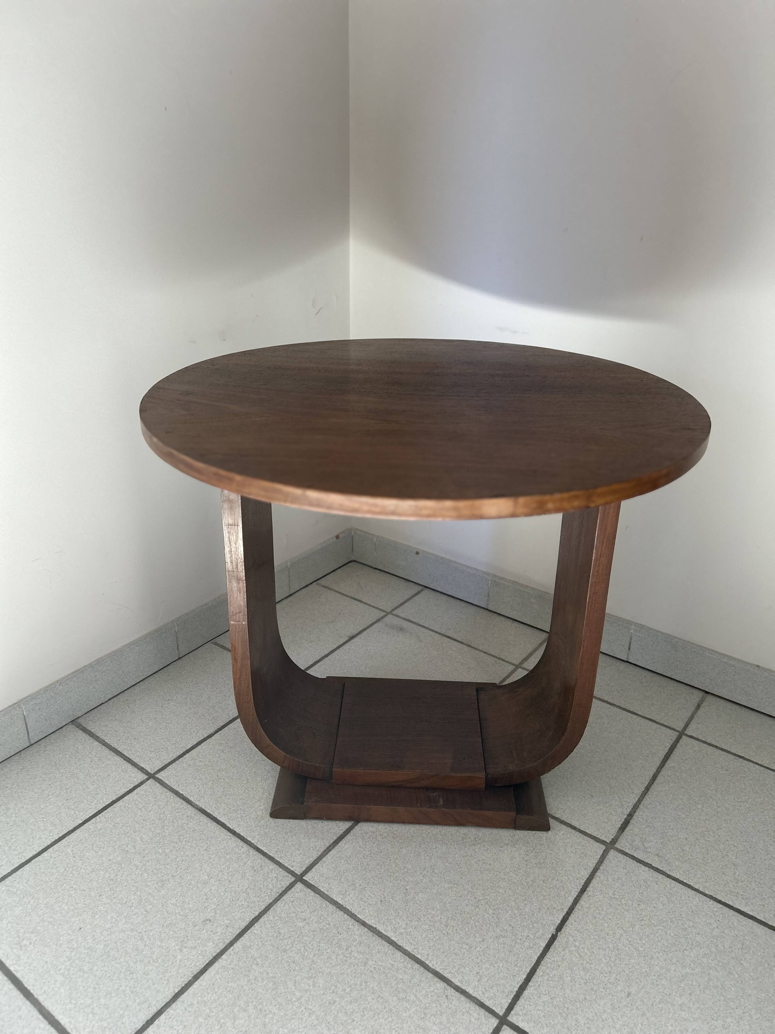 Round coffee table