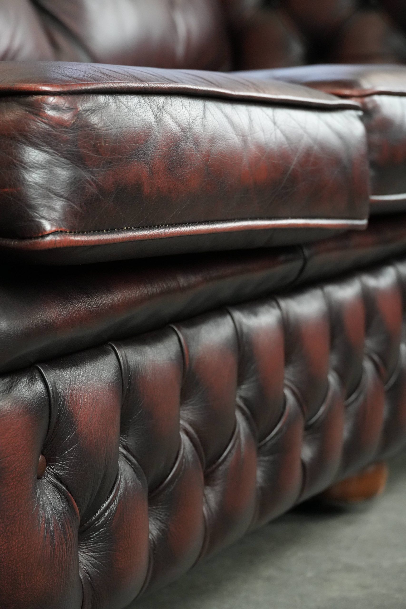 Red 2.5-seater Chesterfield sofa on wheels in English style