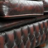 Red 2.5-seater Chesterfield sofa on wheels in English style