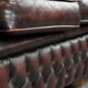 Canapé Chesterfield rouge 2,5 places sur roulettes de style anglais