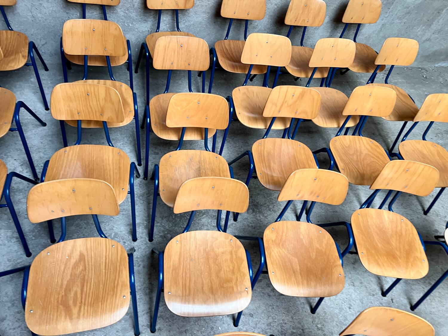 Stackable school chair 32