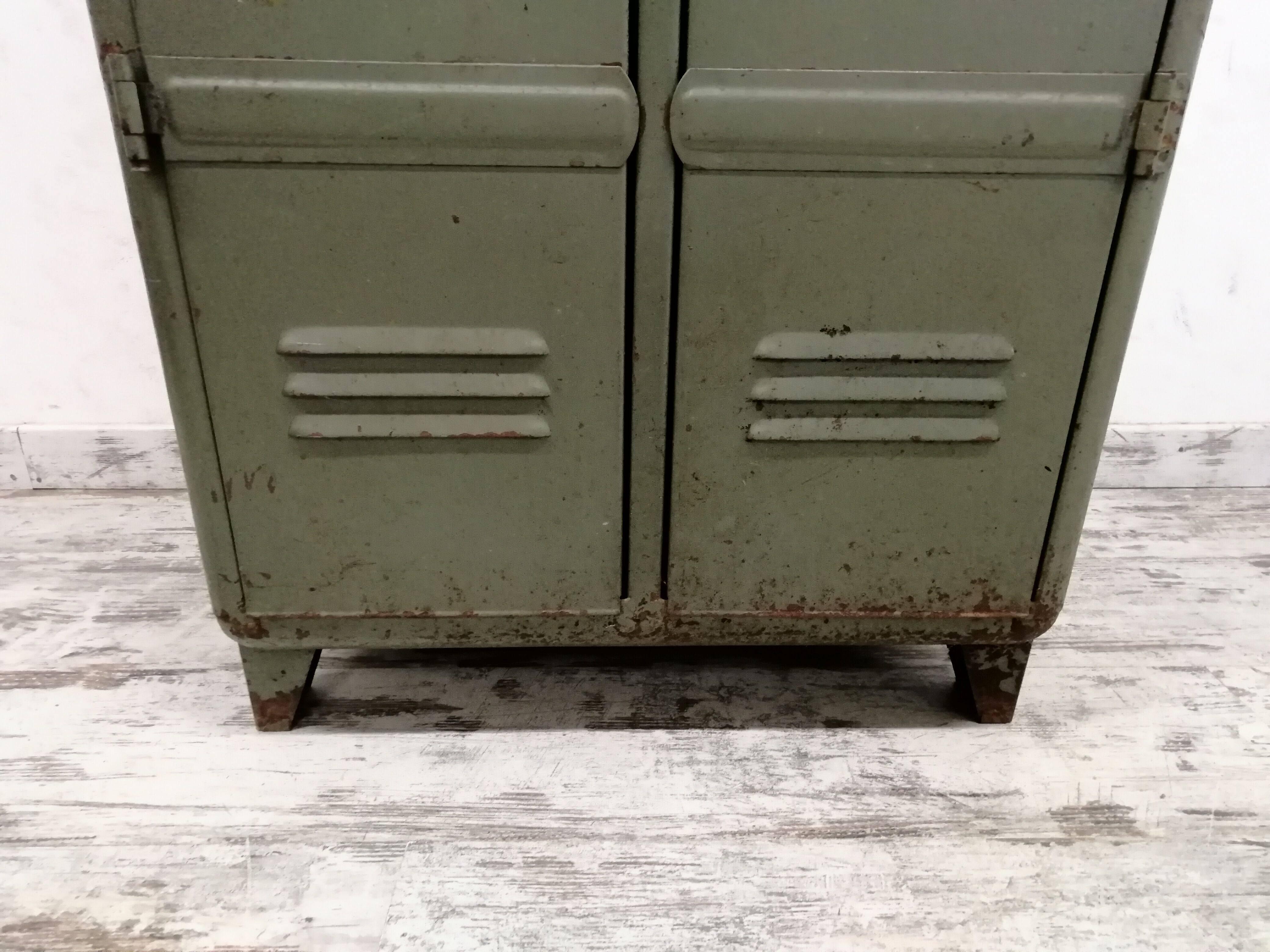 Industrial metal cloakroom