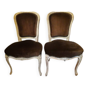 Une paire de fauteuils de style louis XV