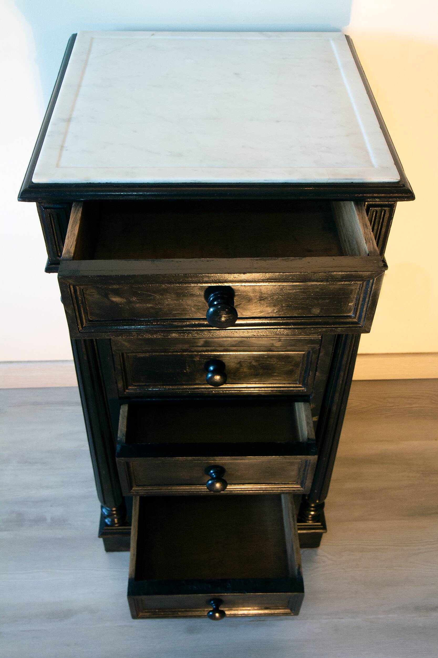 Chiffonnier d'époque Napoléon III, bois noirci et marbre blanc