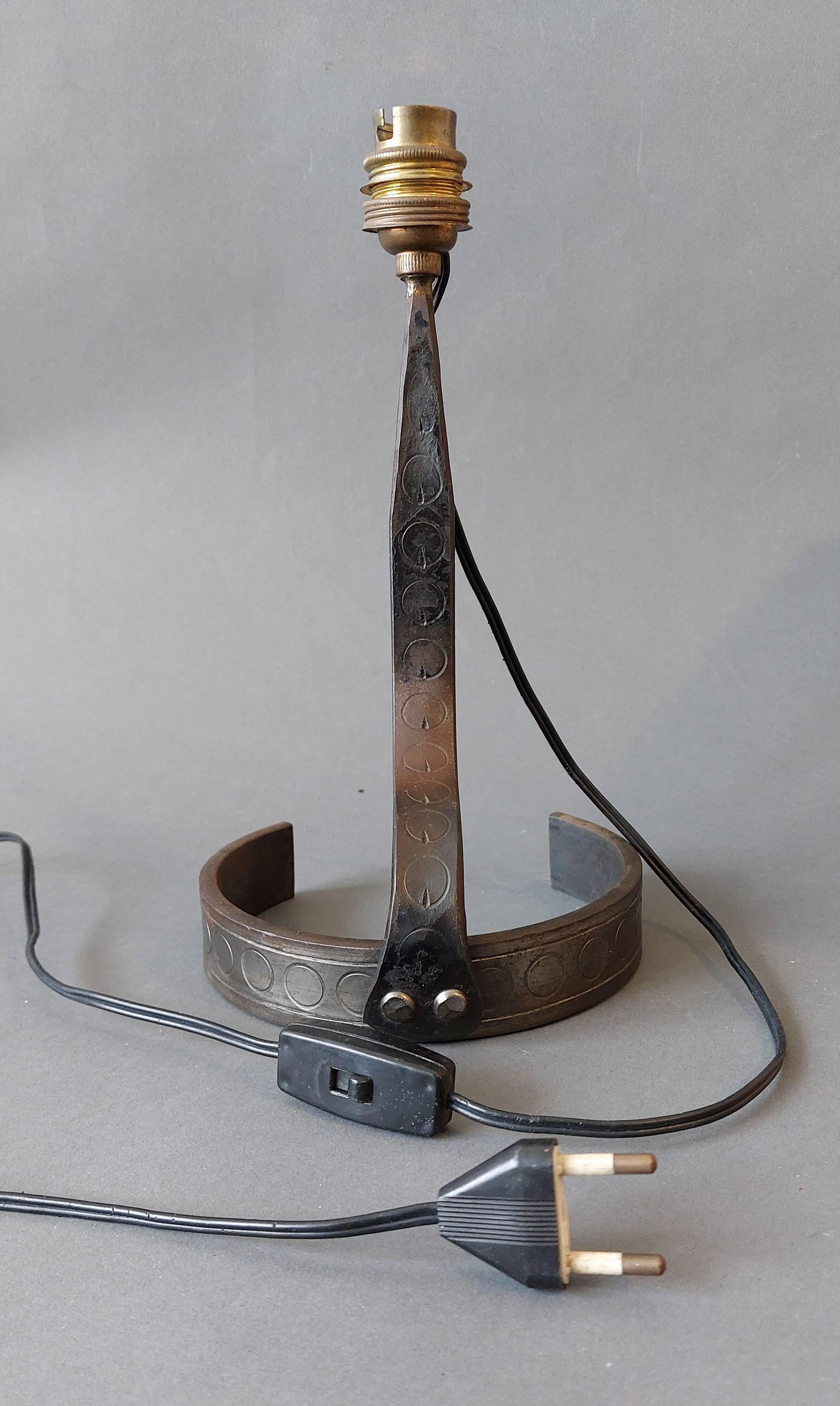 Lampe brutaliste 1950 en fer forgé abat-jour en laine fait main.