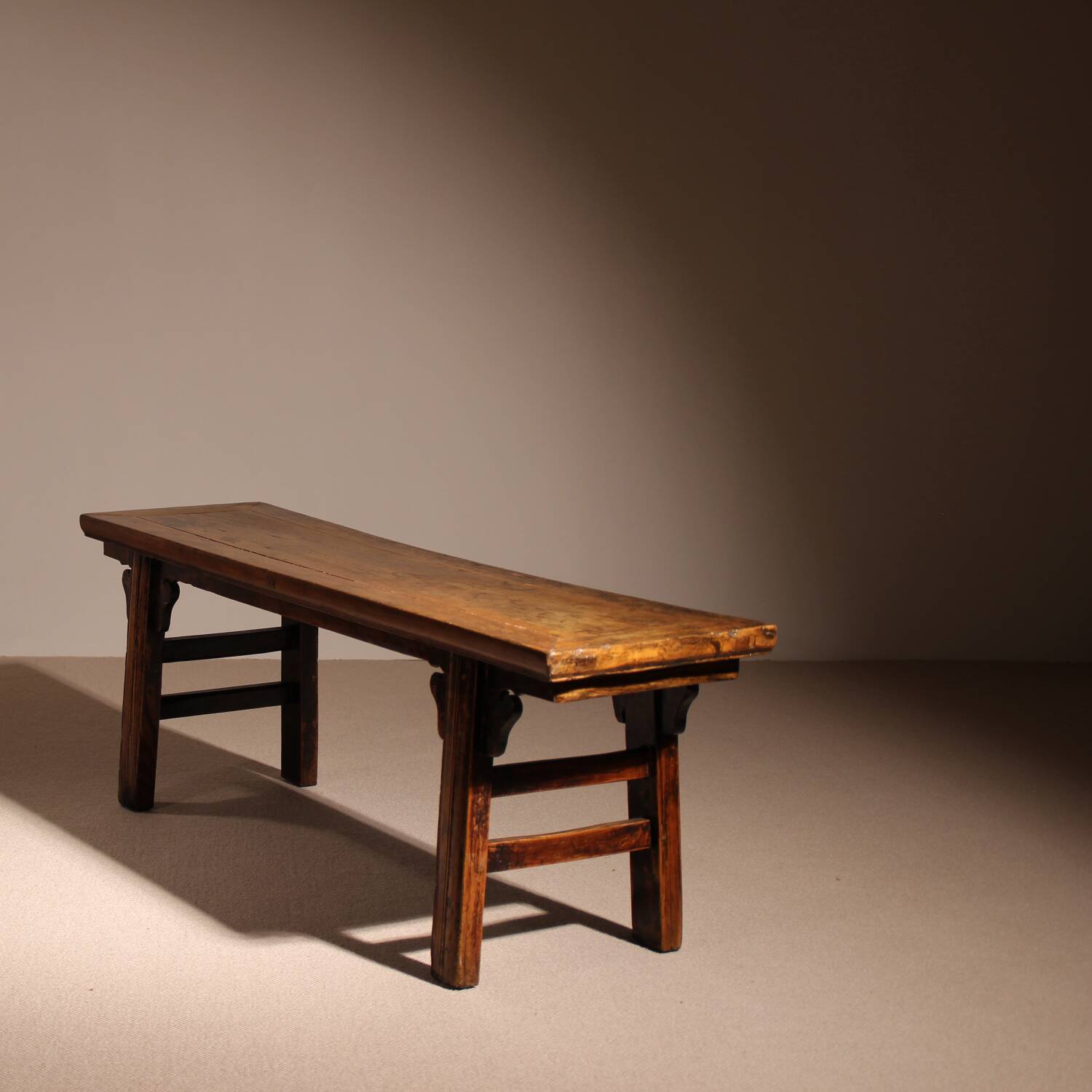 Ensemble de banc, tabouret et table basse 'Wabi Sabi' primitif en chêne massif.