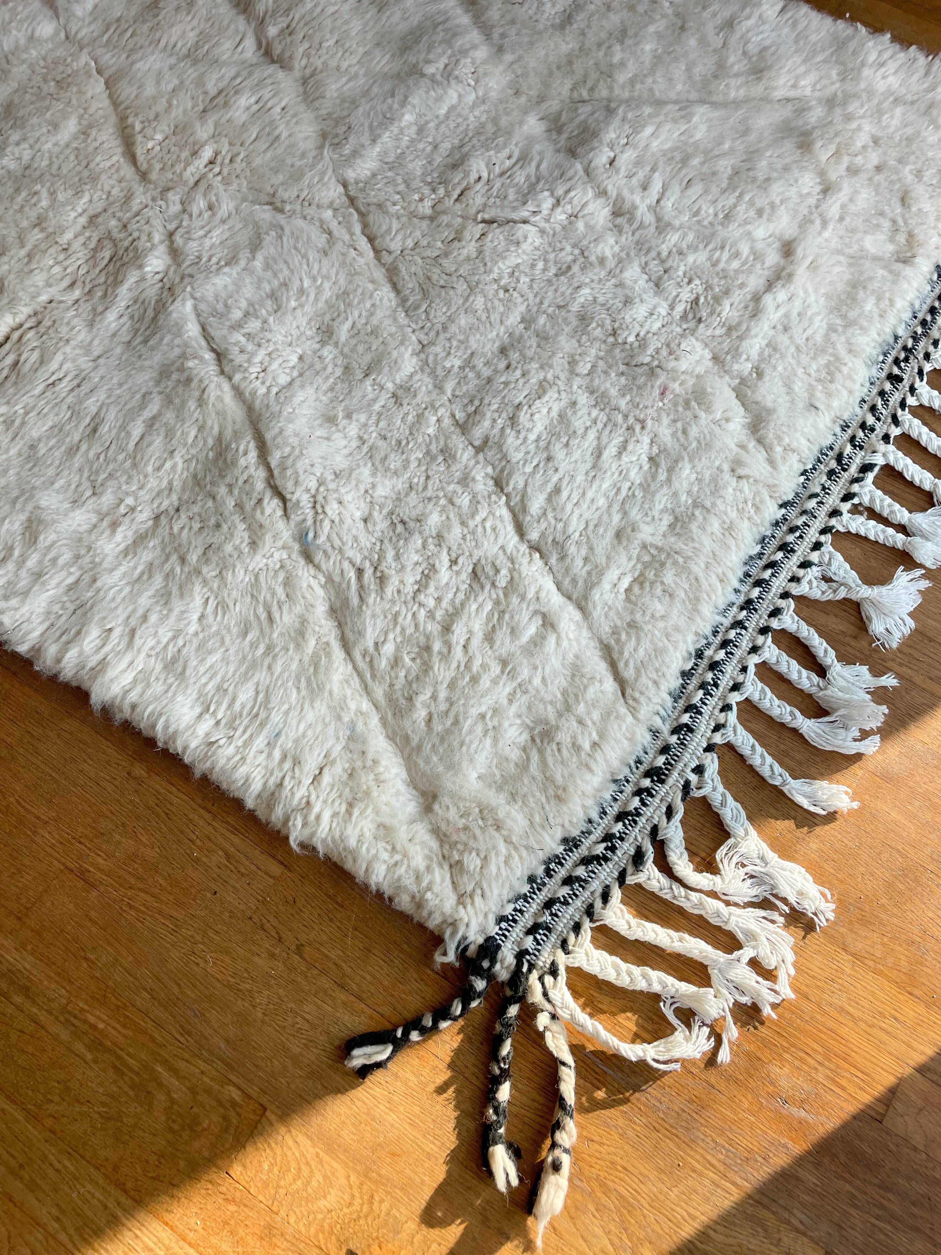 Berber carpet blessed white ouarain patterns with reliefs and black finishes