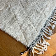 Tapis berbère béni ouarain blanc motifs à reliefs et finitions noires