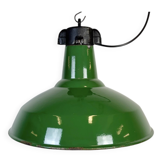 Lampe à suspension industrielle en émail vert, années 1960