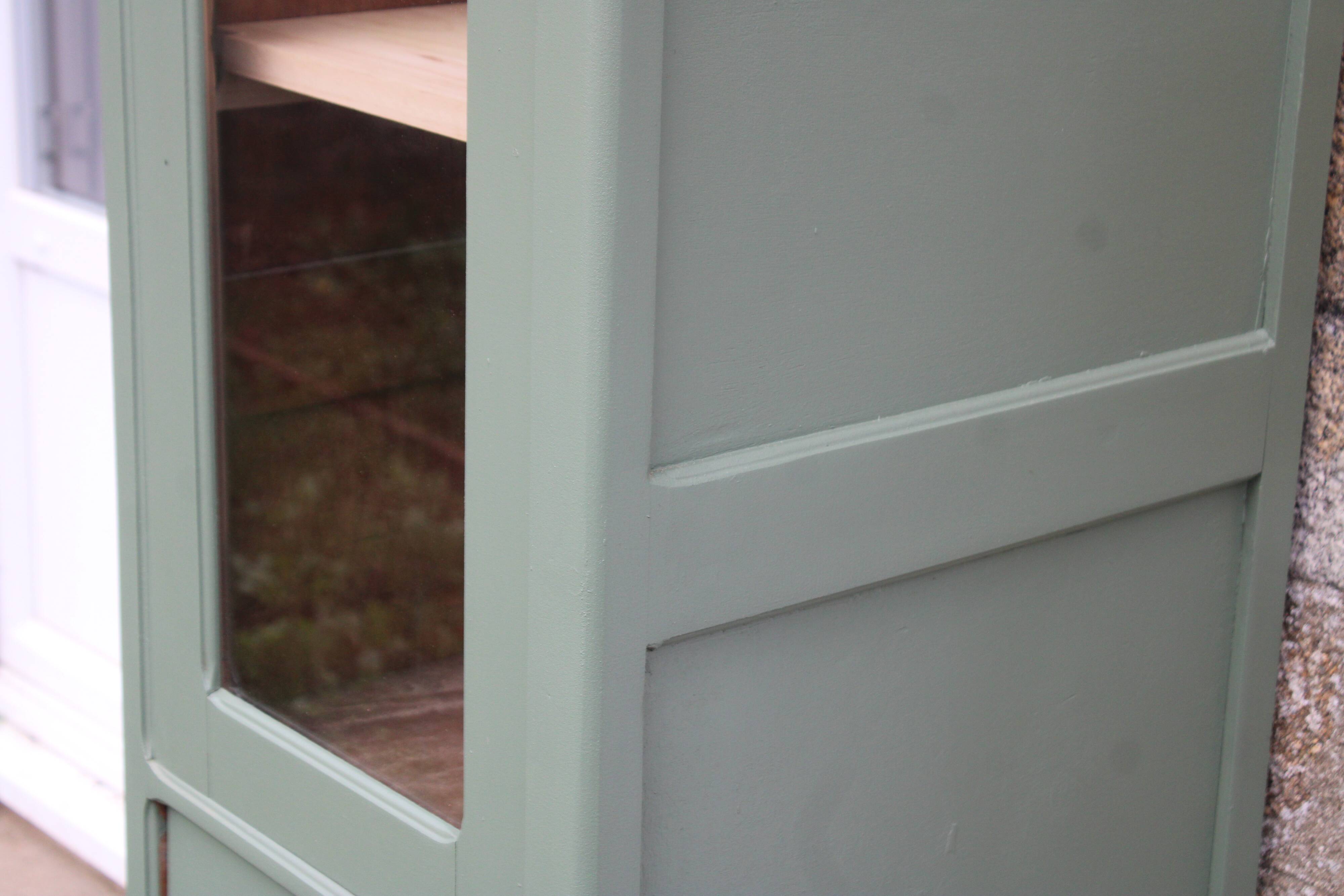 Vitrine haute vintage peinte en vert, rénovée