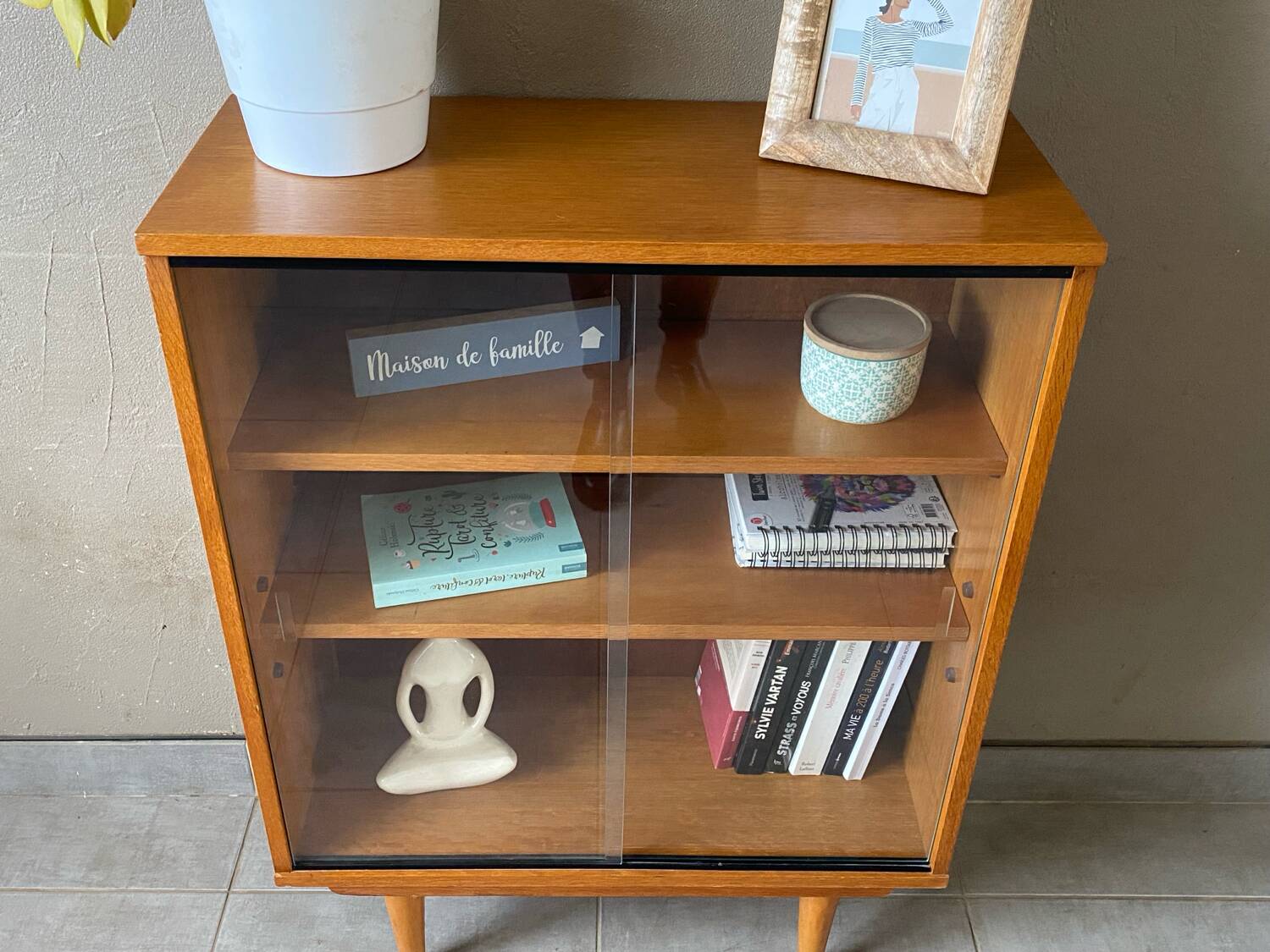 Very beautiful vintage library display case from the 60s