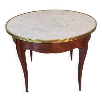 Table basse avec un dessus de marbre blanc veiné